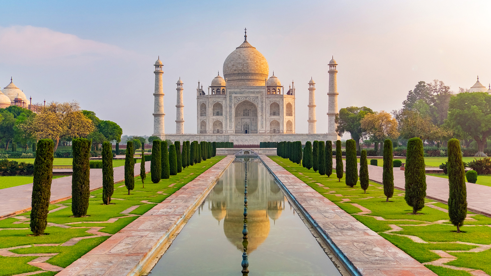 Taj Mahal en Agra, un edificio de mármol blanco.