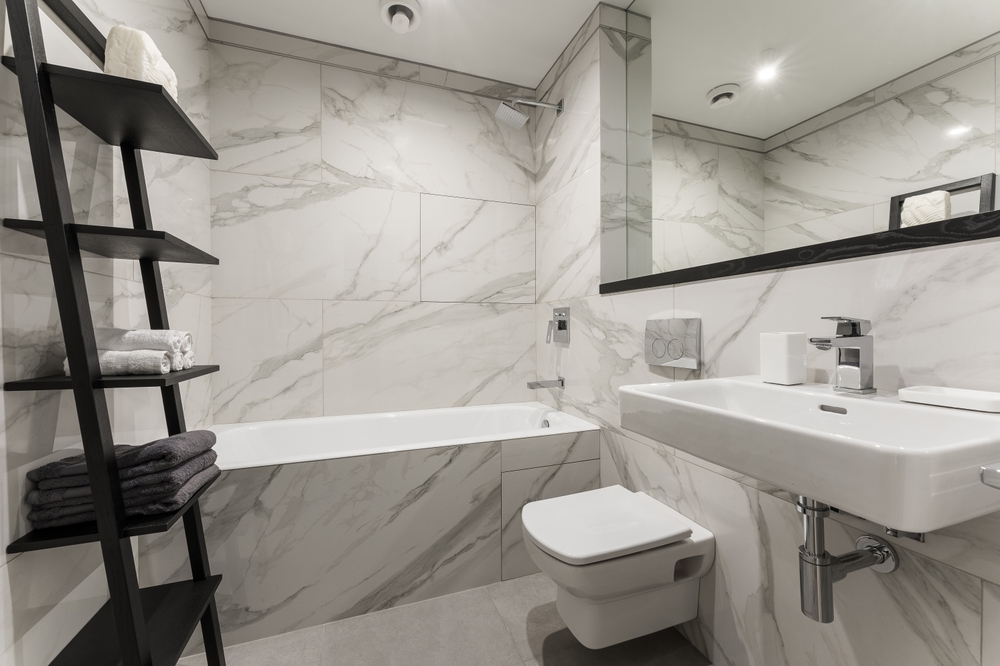 Otros baños en tendencia: combinaciones con otros materiales