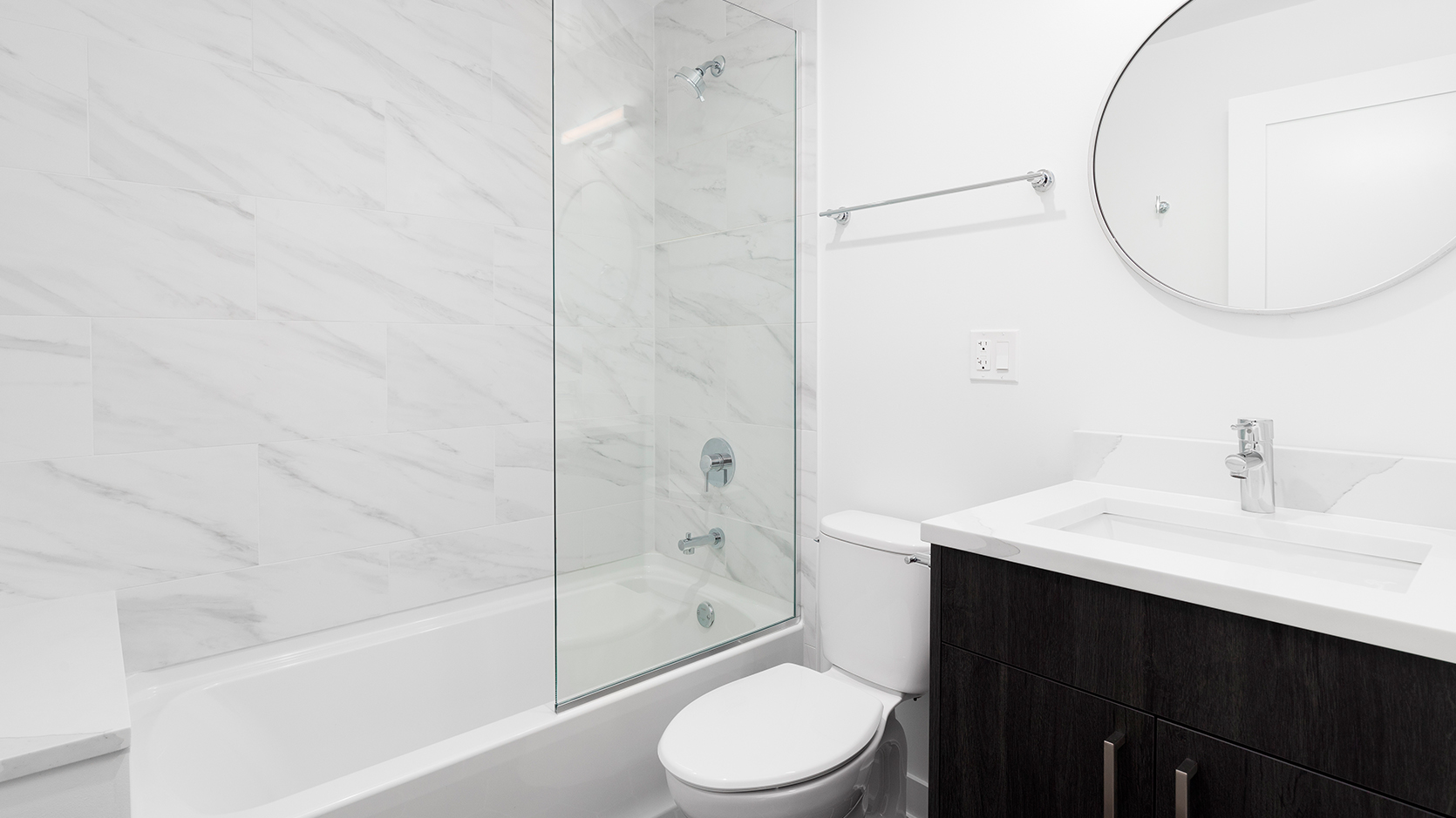 Ideas para conseguir un baño bonito y pequeño usando mármol